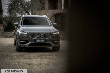 Volvo XC90 – front three-quarter, grey parked on gravel