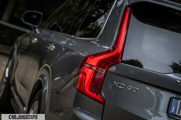Volvo XC90 – rear three-quarter, grey metallic tail light close-up