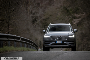 Volvo XC90 – front three-quarter, grey metallic on a country road