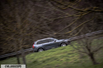 Volvo XC90 – side profile, grey metallic on a country road