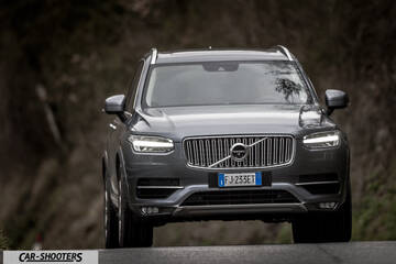 Volvo XC90 – front three-quarter, grey metallic on a winding road