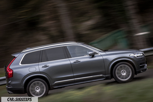 Volvo XC90 – side profile, grey metallic on a country road