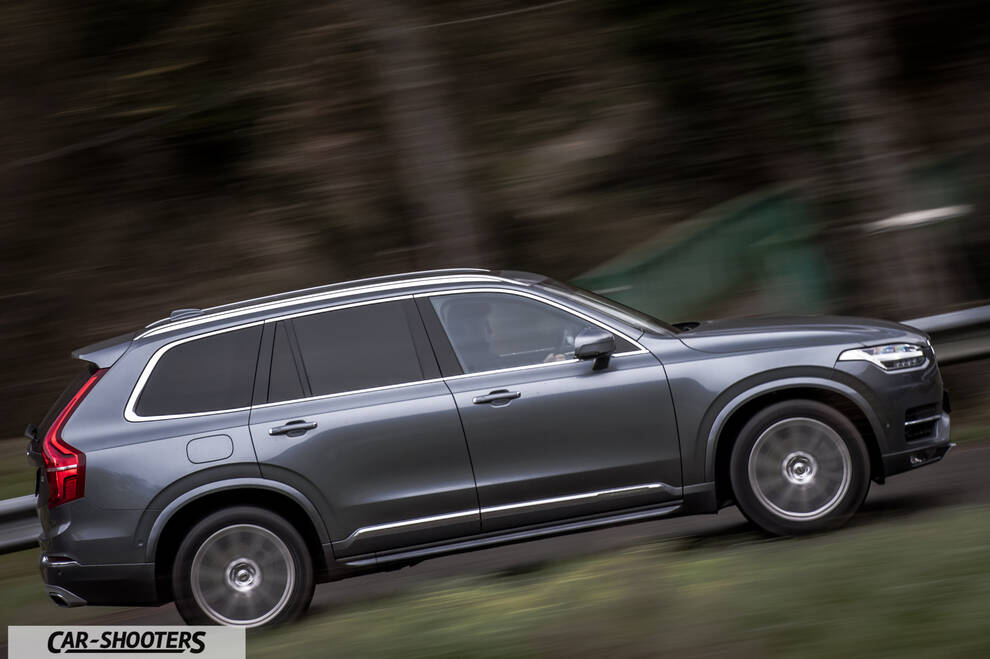 Volvo XC90 – side profile, grey metallic on a country road