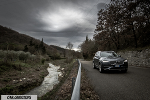 Volvo XC90 – front three-quarter, grey metallic on a country road