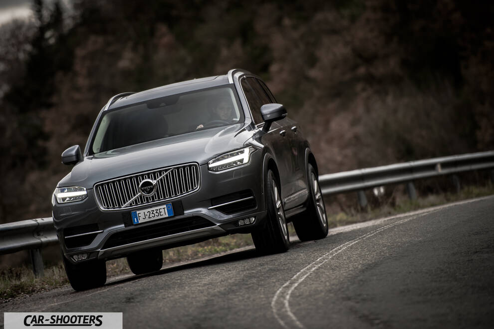 Volvo XC90 – front three-quarter, grey metallic on a country road