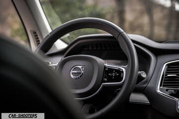 Volvo XC90 – dashboard, steering wheel close-up