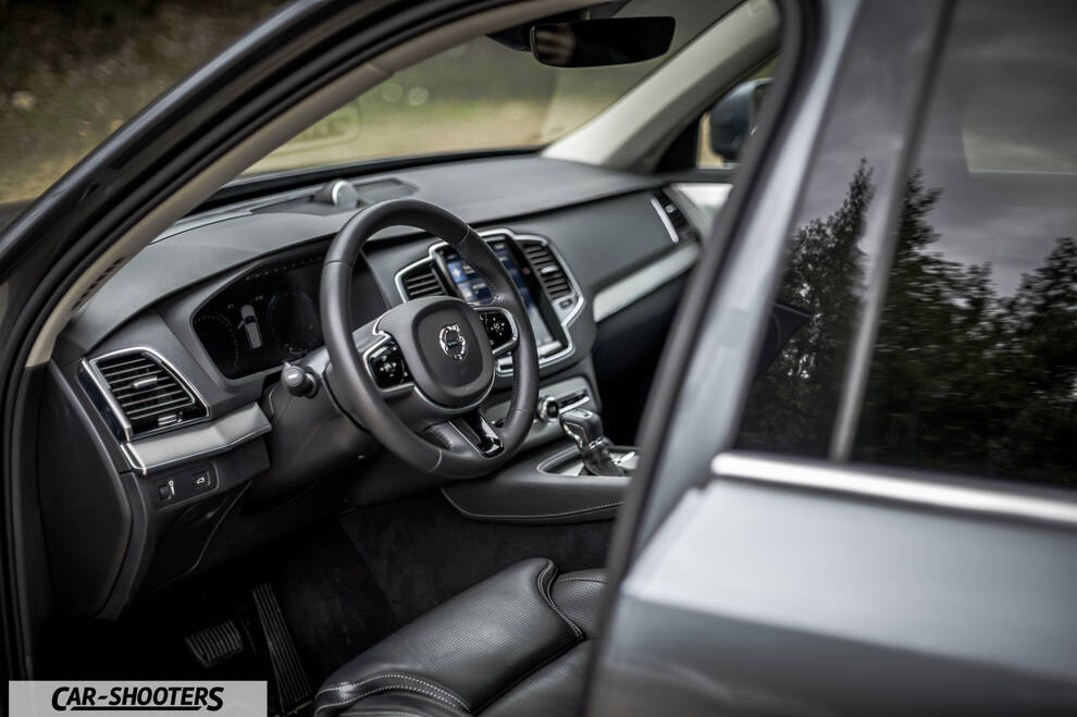 Volvo XC90 – interior, leather front seats