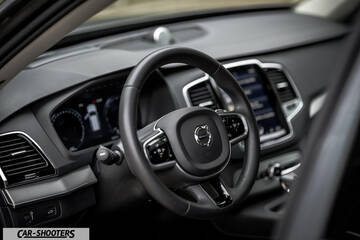 Volvo XC90 – dashboard, modern steering wheel and digital display