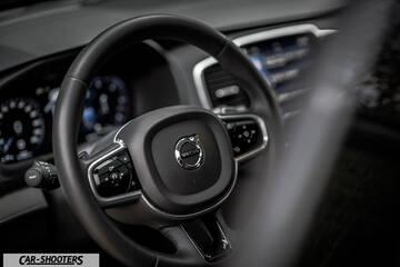Volvo XC90 – dashboard, leather steering wheel close-up