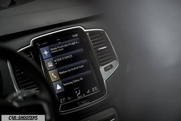 Volvo XC90 – dashboard, large vertical touchscreen display