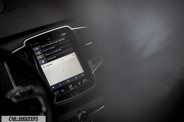Volvo XC90 – dashboard, large vertical touchscreen infotainment display