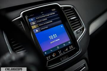 Volvo XC90 – dashboard, large vertical touchscreen display