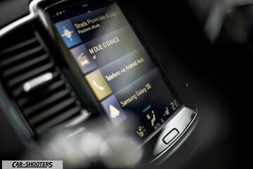 Volvo XC90 – dashboard, touchscreen infotainment display