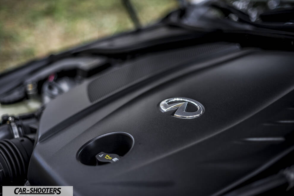 Infiniti Q50 – engine bay, engine cover with logo