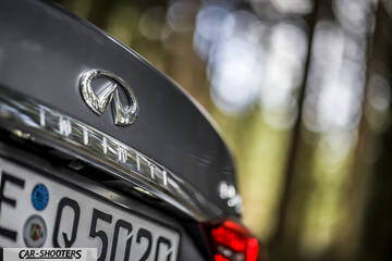 Infiniti Q50 – detail, rear badge close-up
