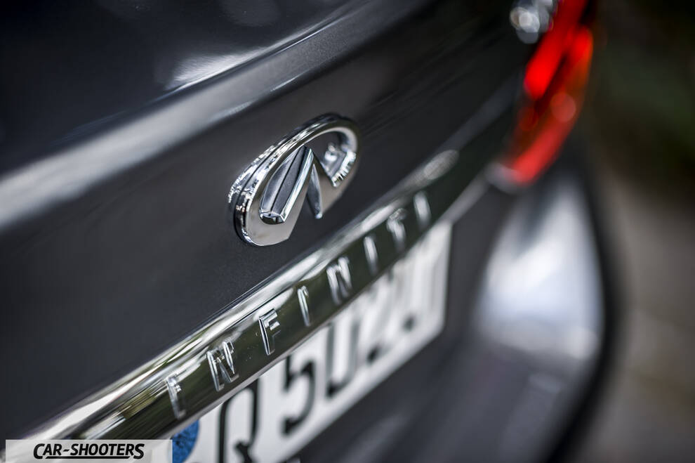Infiniti Q50 – detail, rear badge close-up