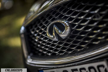 Infiniti Q50 – detail, front grille and emblem close-up