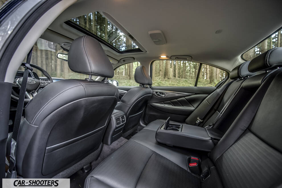 Infiniti Q50 – interior, leather seats and sunroof