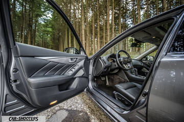 Infiniti Q50 – interior, leather front seats