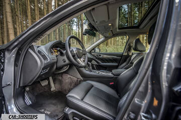 Infiniti Q50 – interior, leather front seats with sunroof