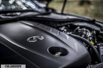 Infiniti Q50 – engine bay, engine cover with logo