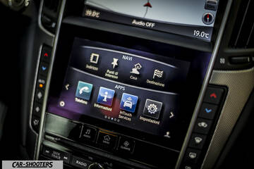 Infiniti Q50 – dashboard, dual touchscreen infotainment system