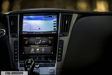 Infiniti Q50 – dashboard, dual center touchscreen displays