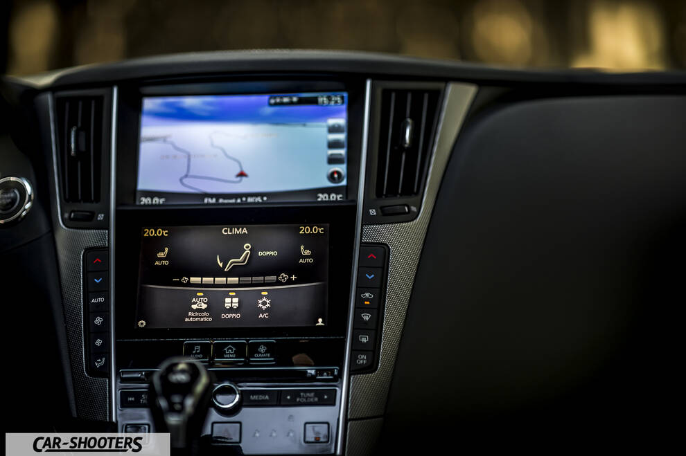 Infiniti Q50 – dashboard, dual center touchscreen displays