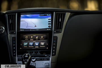 Infiniti Q50 – dashboard, dual infotainment touchscreen display