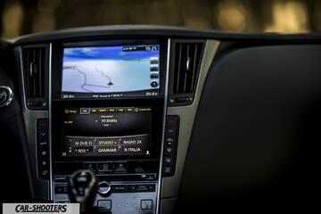 Infiniti Q50 – dashboard, dual center touchscreen displays