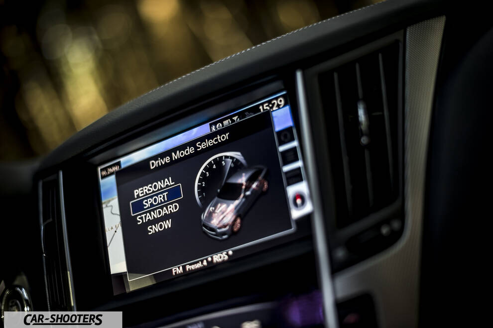 Infiniti Q50 – dashboard, infotainment screen with drive mode selector