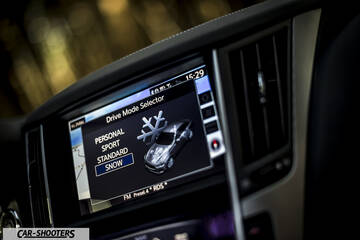 Infiniti Q50 – dashboard, infotainment screen with drive mode selector