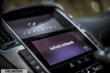 Infiniti Q50 – dashboard, dual touchscreen center console