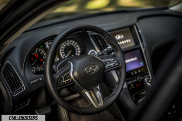 Infiniti Q50 – dashboard, leather steering wheel and dual displays