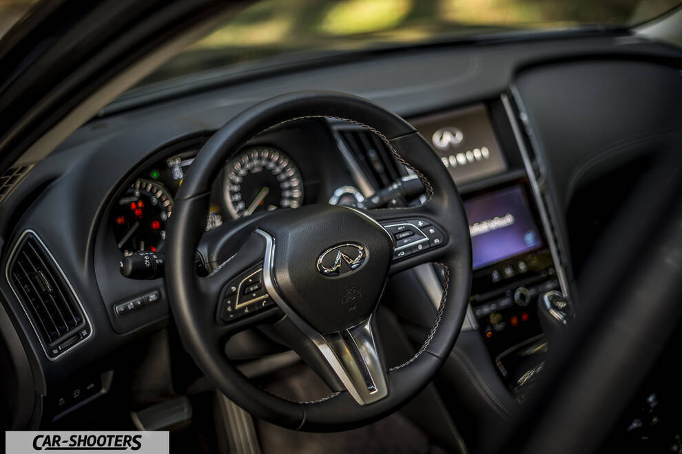 Infiniti Q50 – dashboard, leather steering wheel and dual displays