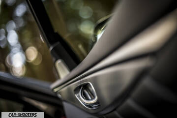 Infiniti Q50 – detail, interior door handle close-up