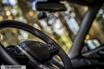 Infiniti Q50 – dashboard, leather steering wheel close-up