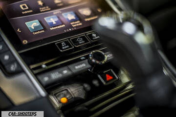 Infiniti Q50 – dashboard, touchscreen infotainment system