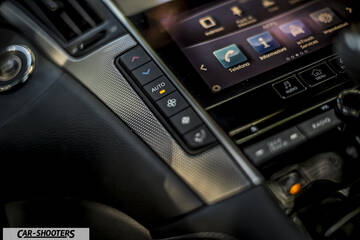 Infiniti Q50 – dashboard, center console infotainment screen and climate controls