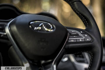 Infiniti Q50 – dashboard, steering wheel close-up