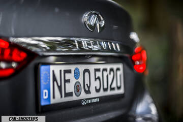 Infiniti Q50 – detail, rear badge close-up