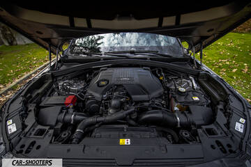 engine bay, clean engine compartment