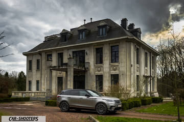 front three-quarter, silver in front of a grand mansion