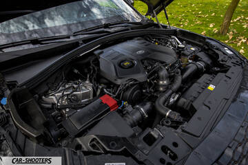 engine bay, clean modern engine bay