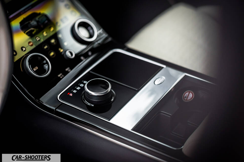 Rover – interior, center console with rotary shifter