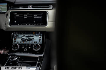 Rover – dashboard, dual touchscreen center console