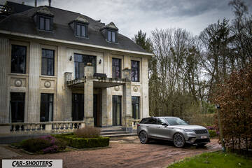 front three-quarter, silver in front of a mansion