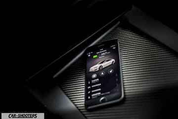 Tesla Model S App Telefono Funzionamento – detail, smartphone showing car app on textured console