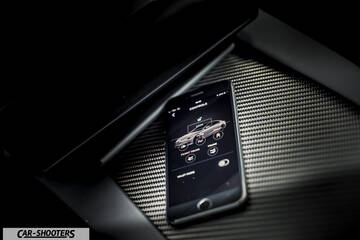 Tesla Model S App Telefono Funzionamento – interior, smartphone showing car controls