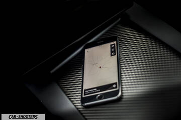 Tesla Model S App Telefono Funzionamento – interior, smartphone on carbon fiber console